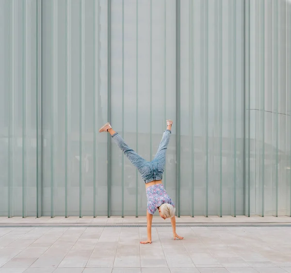 Jovem Caucasiano Atlético Ginasta Mulher Livre Semeando Cartwheel Esportivo Dinâmico — Fotografia de Stock