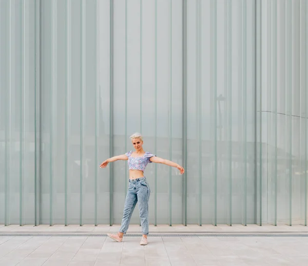 Açık Havada Dans Eden Beyaz Bir Kadın Başarısını Kutluyor Özgür — Stok fotoğraf