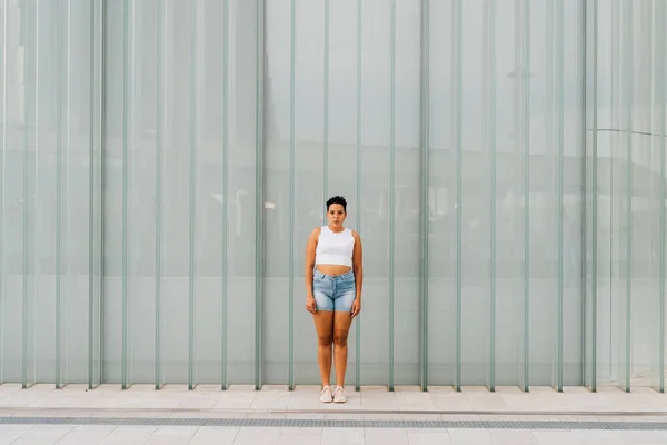 Mujer Joven Multiétnica Aire Libre Mirando Serio Determinado Posando Sobre —  Fotos de Stock