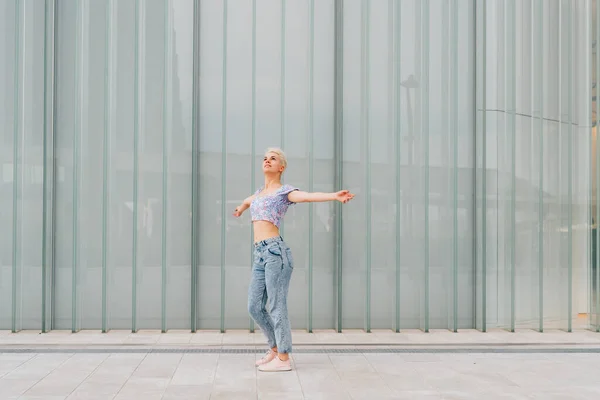Açık Havada Genç Beyaz Bir Kadın Kollarını Açıyor Reklam Afişinde — Stok fotoğraf