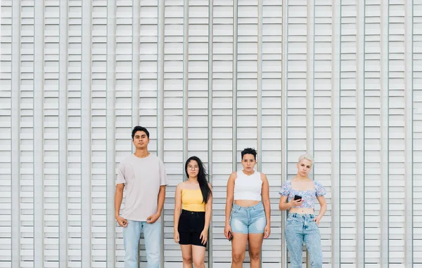 Grupo Amigos Multiétnicos Aire Libre Posando Pared Mirando Cámara Confiada — Foto de Stock