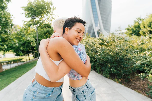 Dos Mujeres Jóvenes Multiétnicas Aire Libre Abrazando Reunión Después Mucho —  Fotos de Stock