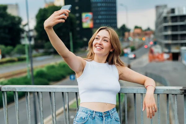 Joven Mujer Caucásica Aire Libre Usando Teléfono Inteligente Tomando Selfie — Foto de Stock