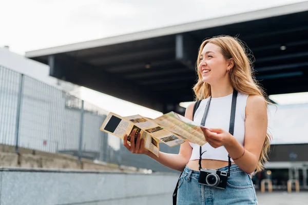 Junge Kaukasische Reisende Mit Touristenkarte Lächelnd Beim Entdecken Und Sightseeing — Stockfoto