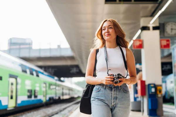 Junge Kaukasische Touristin Beim Fotografieren Bahnsteig — Stockfoto