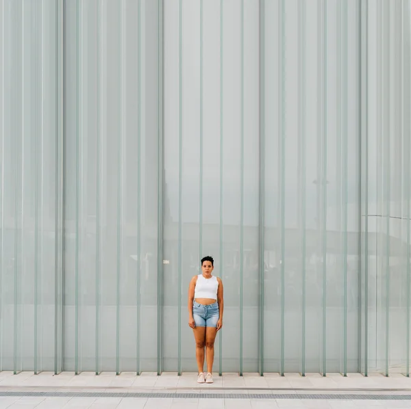 Mujer Joven Multiétnica Aire Libre Mirando Serio Determinado Posando Sobre — Foto de Stock