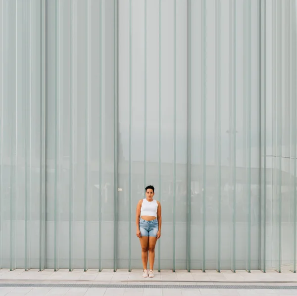 Young Multiethnic Woman Outdoor Looking Serious Determined Posing Advertising Copyspace — Stock Photo, Image