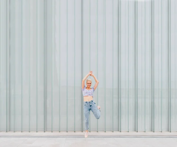 Genç Beyaz Bir Kadın Dışarıda Zıplıyor Dans Ediyor Başarı Kutlanıyor — Stok fotoğraf