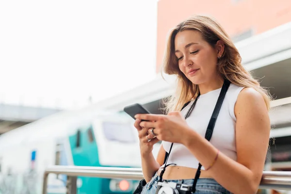 Açık Havada Gülümseyen Beyaz Bir Kadın Internet Üzerinden Akıllı Telefon — Stok fotoğraf