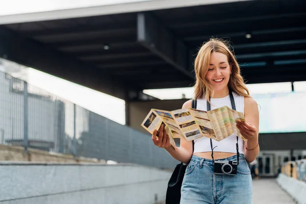 Jonge Kaukasische Vrouw Reiziger Met Toeristische Kaart Glimlachen Ontdekken Sightseeing — Stockfoto