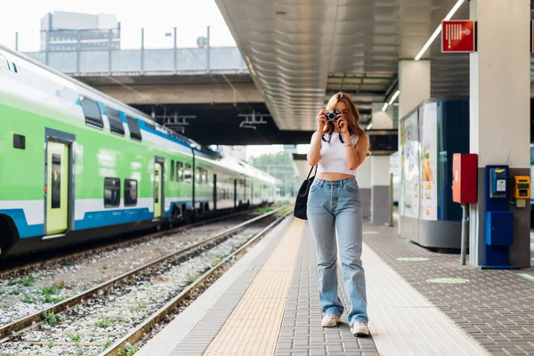 Young Caucasian Woman Photographer Taking Photos Raliway Station Searching Inspiration — Stock Photo, Image