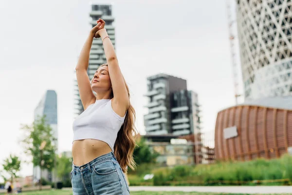 Genç Beyaz Kadın Dışarıda Dans Ediyor Özgür Hissediyor Hayal Kuruyor — Stok fotoğraf