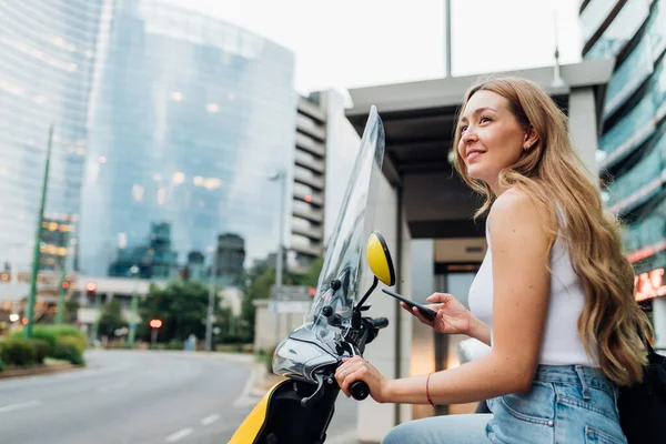 Mladá Běloška Žena Venku Sedí Sdílný Elektrický Skútr Venkovní Odemykání — Stock fotografie