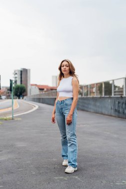 Genç, ciddi ve hayalperest bir kadın. Mankenlik yapıyor.