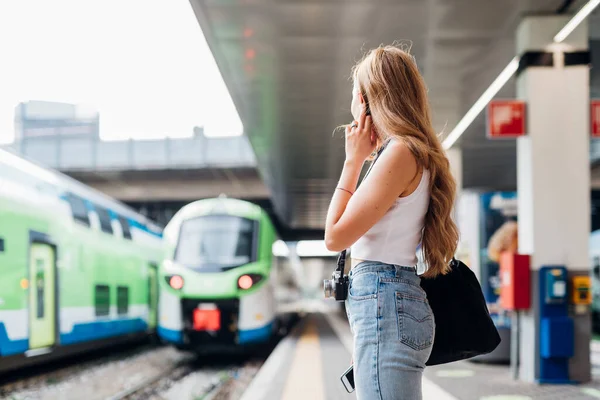 Ung Kaukasisk Kvinna Väntar Tåg Järnvägsplattform För Ankomst Och Avgång — Stockfoto