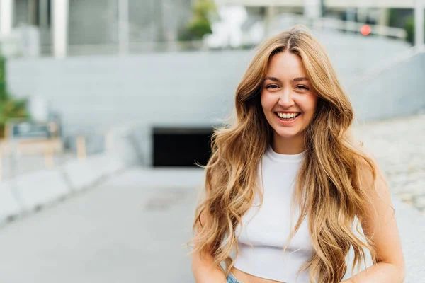 Portrait Young Caucasian Woman Posing Outdoor Smiling Having Fun Advertising — Stock Photo, Image