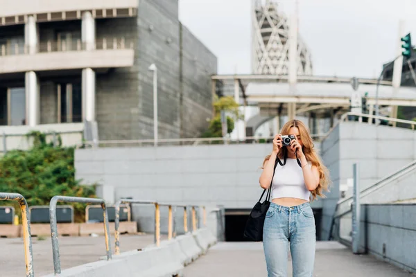 年轻的高加索女性自由摄影师在户外拍照搜索灵感 广告空间 — 图库照片