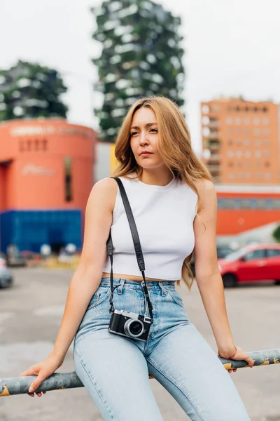 Beyaz Kadın Fotoğrafçı Dışarıda Poz Veriyor Geleceğe Inanmayı Düşünüyor — Stok fotoğraf