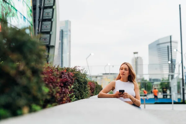 Junge Kaukasierin Schaut Künftig Mit Smartphone Positiv Und Vertrauensvoll Vorbei — Stockfoto