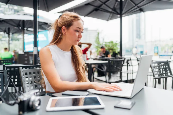 Jeune Travailleur Flexible Femme Affaires Télétravail Assis Bar Aide Ordinateur — Photo