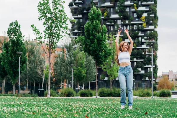 Genç Beyaz Kadın Dışarıda Dans Ediyor Kendini Özgür Hissediyor Müzik — Stok fotoğraf