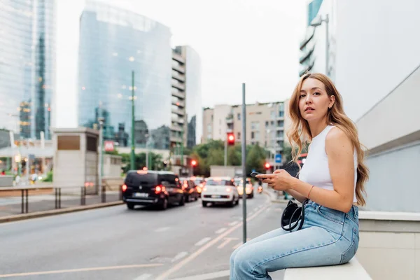 Kafkasyalı Genç Bir Kadın Dışarıda Akıllı Telefon Kullanarak Dalgın Dalgın — Stok fotoğraf