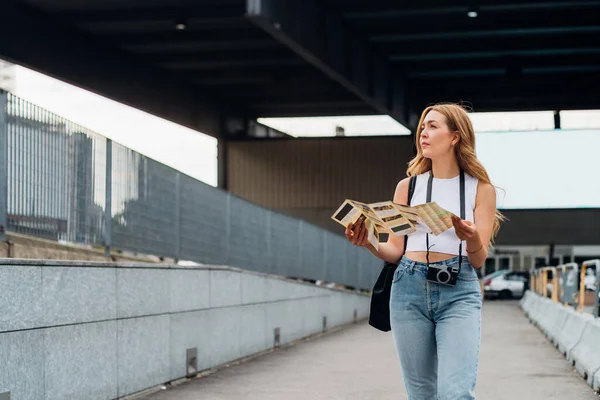 Jonge Blanke Vrouw Reiziger Met Toeristische Kaart Ontdekken Sightseeing — Stockfoto