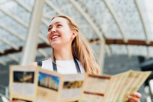 Portret Jonge Blanke Vrouw Reiziger Met Toeristische Kaart Glimlachen Ontdekken — Stockfoto