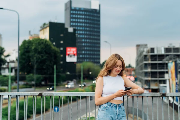 Młody Kaukaski Kobieta Odkryty Uśmiech Pomocą Smartfona Reklamie Przestrzeń Tło — Zdjęcie stockowe