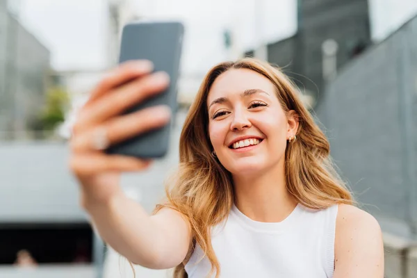 Tineri Caucazieni Femeie Aer Liber Folosind Smartphone Luând Selfie Zâmbind — Fotografie, imagine de stoc