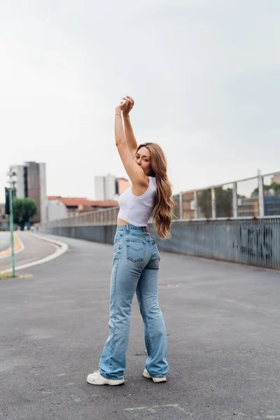 Genç Beyaz Kadın Dışarıda Dans Ediyor Kol Hareketi Yapıyor Kendini — Stok fotoğraf
