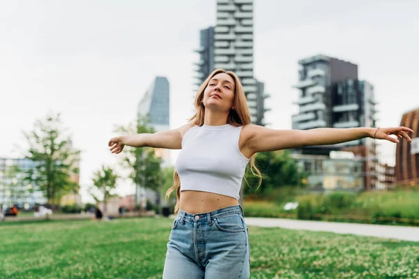 Genç Beyaz Kadın Dışarıda Dans Ediyor Özgür Hissediyor Hayal Kuruyor — Stok fotoğraf