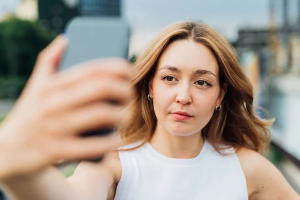 Jeune Femme Caucasienne Plein Air Aide Smartphone Prenant Selfie Vidéocalling — Photo
