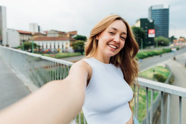 Jong Kaukasische Vrouw Outdoor Het Nemen Van Selfie Glimlachen Gelukkig — Stockfoto
