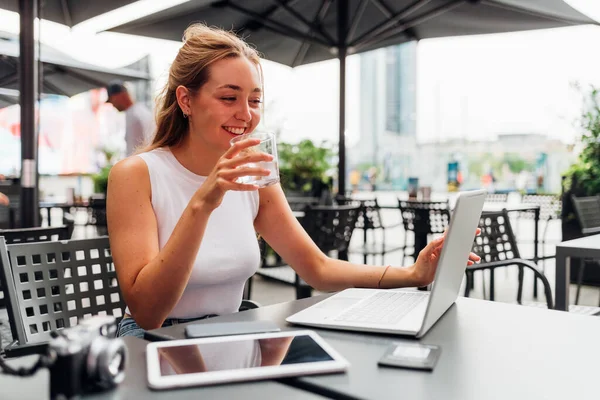 Young Caucasian Woman Flexible Worker Sitting Outdoors Videocalling Using Computer — Stock Photo, Image