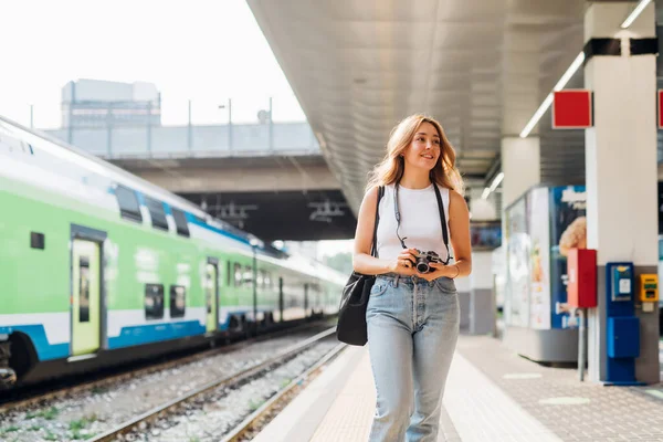 年轻的高加索女性自由摄影师寻找行走铁路平台的灵感 — 图库照片