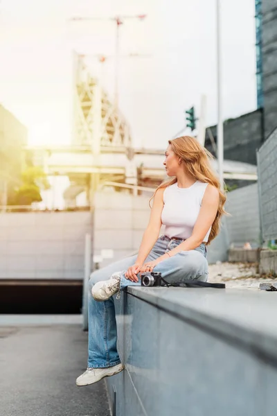 Jonge Kaukasische Vrouw Poseren Outdoor Zelfverzekerde Contempleren Zittend Buiten Achtergrondverlichting — Stockfoto