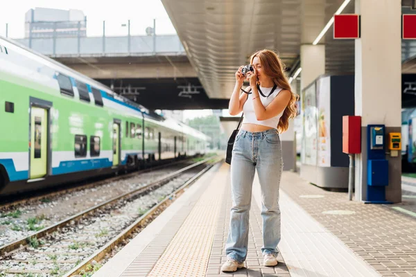 年轻的高加索女摄影师拍摄拉利威车站搜索灵感 — 图库照片