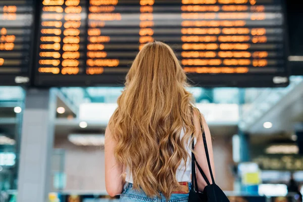 Giovane Donna Caucasica Controllo Partenze Guardando Bordo Attesa — Foto Stock