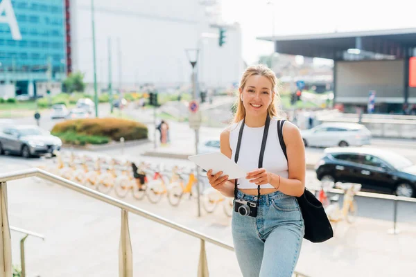 Mujer Joven Caucásica Caminando Aire Libre Usando Auriculares Tabletas Trabajando — Foto de Stock