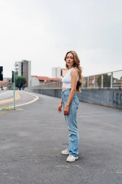 Jovem Mulher Séria Sonhadora Livre Olhando Câmera Posando Modelagem Confiante — Fotografia de Stock