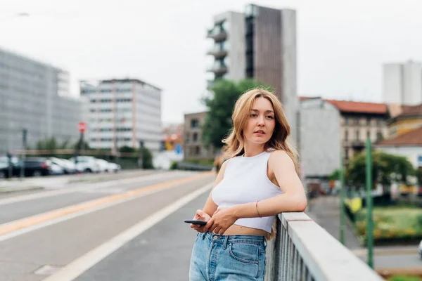 Ung Kaukasisk Kvinna Med Smartphone Ser Kameran Positiv Och Förtroendeingivande — Stockfoto