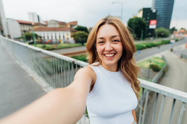 Jong Kaukasisch Vrouw Outdoor Nemen Selfie Glimlachen Gelukkig Doen Videocall — Stockfoto