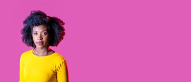 Stüdyo portresi genç siyahi kadın kameraya bakıyor izole edilmiş reklam afişi