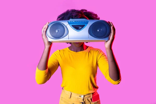 Joven Mujer Negra Escuchando Música Escondida Sosteniendo Boombox Vintage Aislado — Foto de Stock