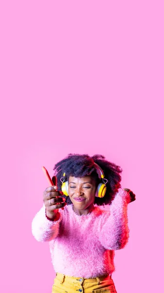 Jonge Zwarte Vrouw Luisteren Muziek Dansen Holding Smartphone Dragen Van — Stockfoto