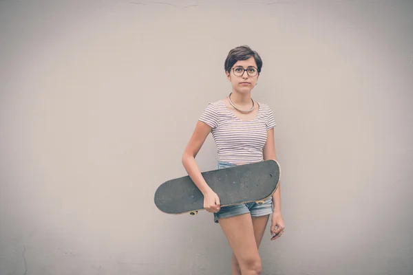 Jeune femme hipster avec skate — Photo