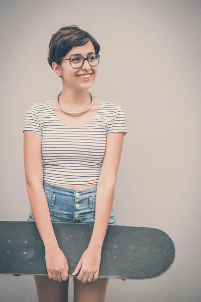 Giovane donna hipster con pattino — Foto Stock