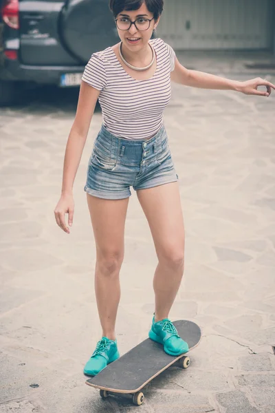 Junge Hipsterfrau mit Skate — Stockfoto