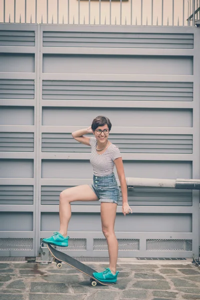 Junge Hipsterfrau mit Skate — Stockfoto